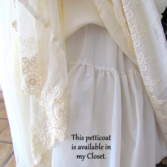 GUNNE SAX VICTORIAN STYLE WEDDING GOWN, CREAM w WHITE LACE, RUFFLES--GORGEOUS! - Picture 10 of 12